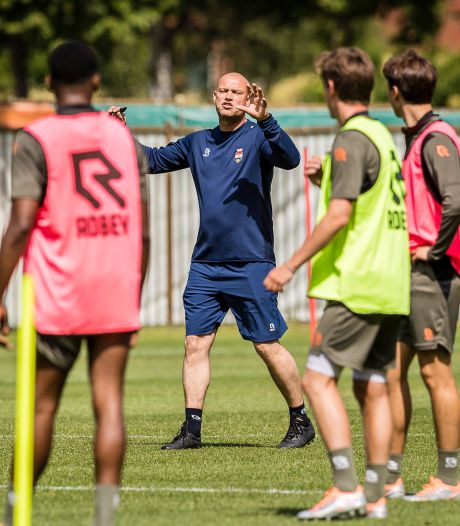 Hofland geeft Willem II-spelers heldere boodschap mee op eerste training: ‘Het vechten voor je plek begint nu, op dag één’