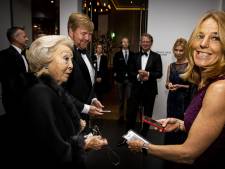 Willem-Alexander en Beatrix laten coronapas zien bij het theater