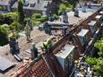 De brandweer blust onder de dakpannen.