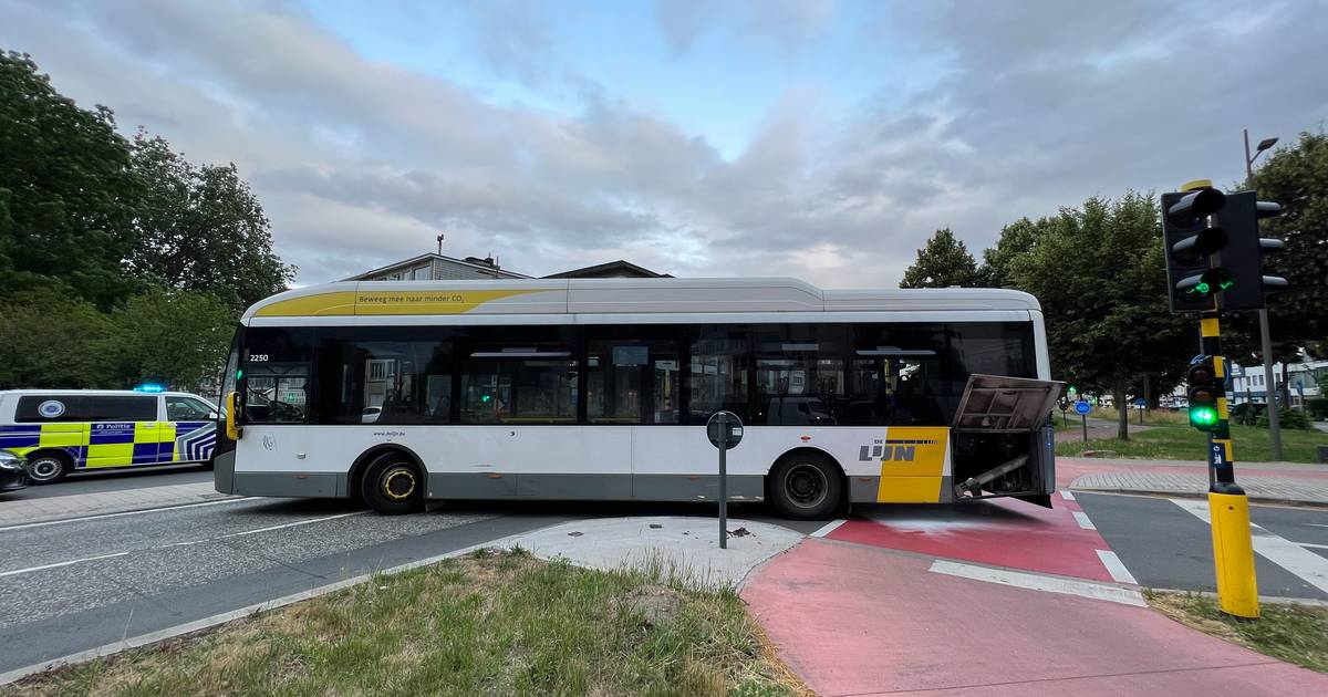 Lijnbus vat vuur op Prins Boudewijnlaan | Antwerpen | hln.be