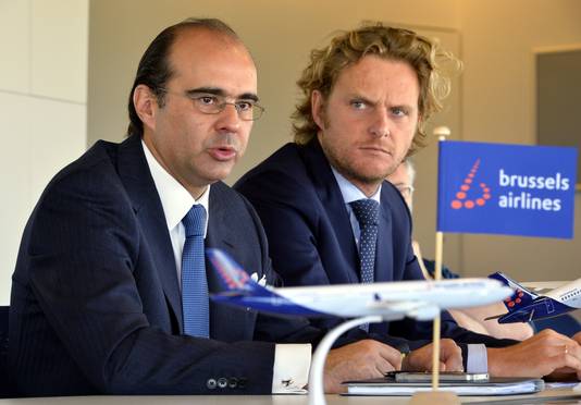 De posities van  Brussels Airlines-CEO Bernard Gustin (links) en financieel directeur Jan De Raeymaeker staan onder druk.  (Foto uit 2014)