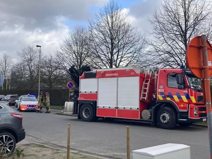 panneau d'avertissement d'enfants à l'intérieur d'une voiture après un  accident avec du