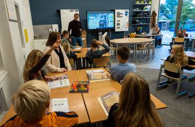 Kinderen in Hof van Twente krijgen vanaf groep 1 Engelse les, leerlingen nemen alles gretig op: ‘Een