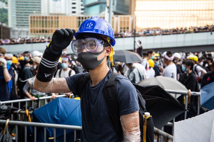 Een  demonstrant draagt een helm, mondkapje en oogbescherming tijdens de massaprotesten afgelopen week in Hongkong.