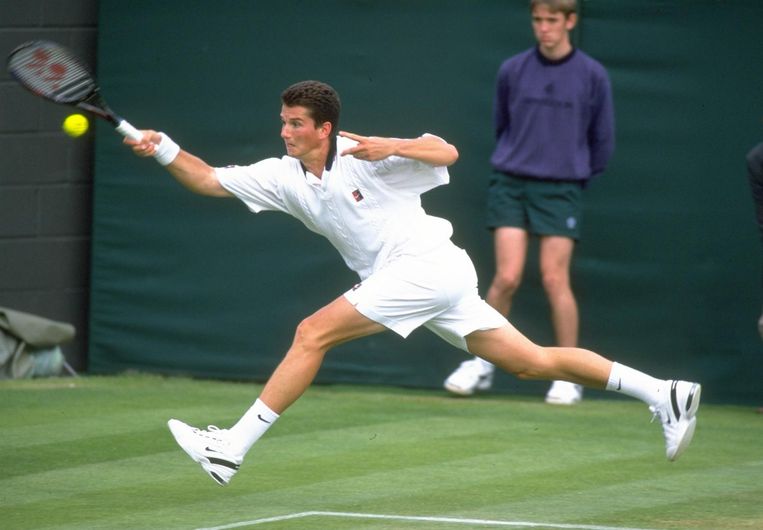 De meester: Richard Krajicek op Wimbledon 1997, een jaar nadat hij het toernooi had gewonnen. Beeld getty