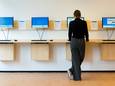 Een werkzoekende achter de computer bij het Werkplein van het UWV.