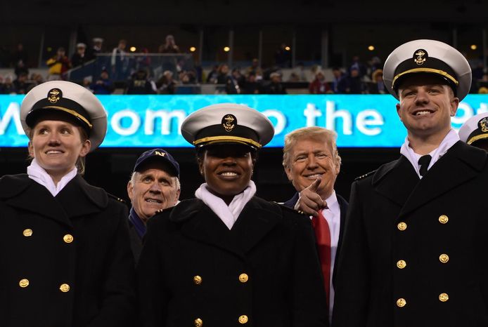 President Donald Trump staat samen met Richard Spencer achter een rij jonge mariniers. Archieffoto.