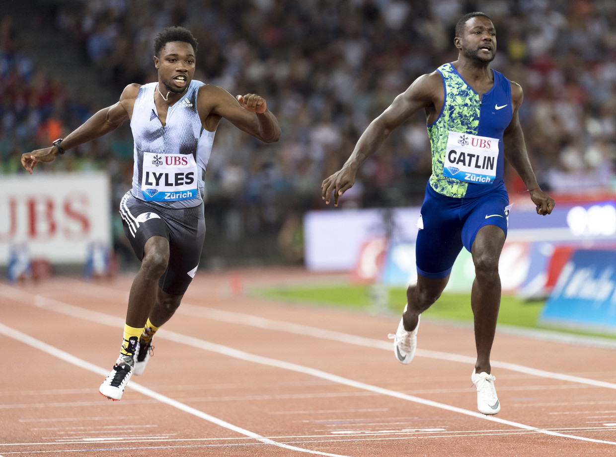 Noah Lyles in strijd met Justin Gatlin op de 100 meter sprint  in augustus. Beeld EPA