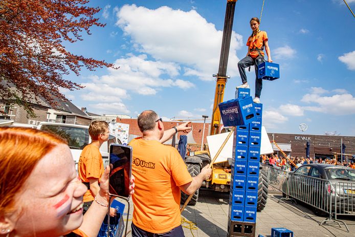 Een van de uitdagende spelen: bierkratten stapelen, waarbij je zelf op de stapel staat.