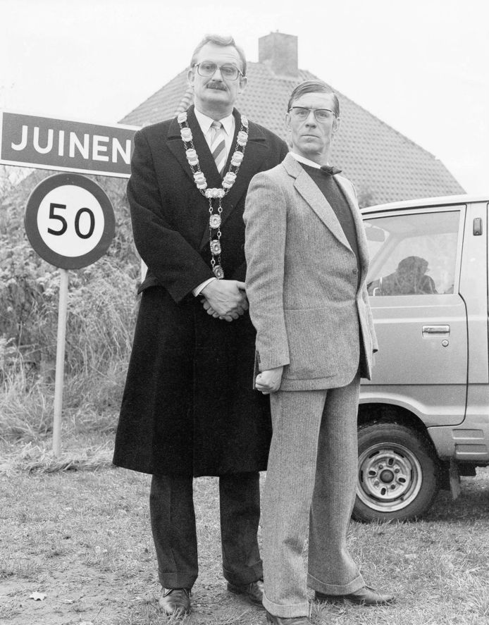Kees Van Kooten (R) като Hekking Alderman в община Juinen и Wim de Bie като кмет