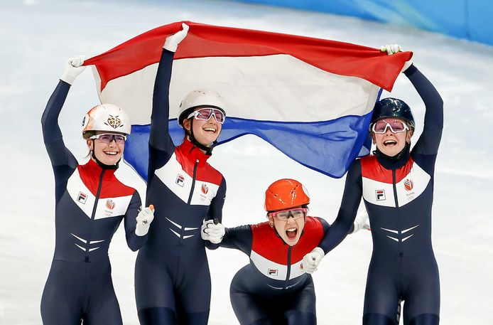 De Nederlandse shorttracksters vieren hun olympische titel.