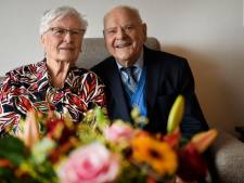 Platina bruidspaar Korrie (92) en Klaas (94) uit Enschede kan niet zonder elkaar, het geloof en de iPad   