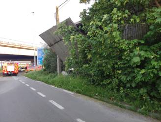 Wind blaast houten wanden van oude loods omver