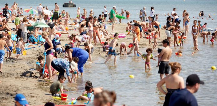 Ook op het Amsterdamse stadsstrand van Blijburg werd het vanmiddag tropisch warm.