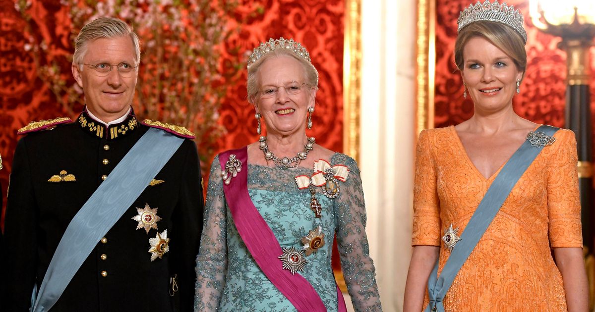 Koning Filip tekent Gulden boek van Kopenhagen tijdens staatsbezoek Denemarken Royalty