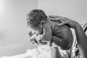 Een verpleegkundige laat zien hoe de baby opgevouwen zat in de buik van de moeder.
