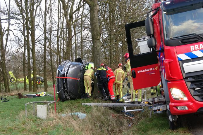 De auto kantelde na de botsing tegen de boom naast de A2 bij Leende.