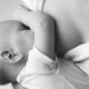 Oeps: moeder geeft baby te snel borstvoeding na spray-tan