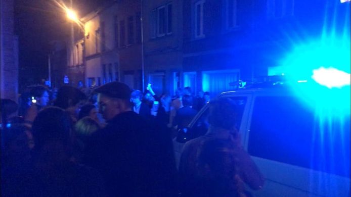 De hele Kaaistraat in Eeklo werd afgezet door de politie.