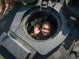 Prinses Amalia vloog mee met F-16, voer met onderzeeër en reed in tank voor 18de verjaardag