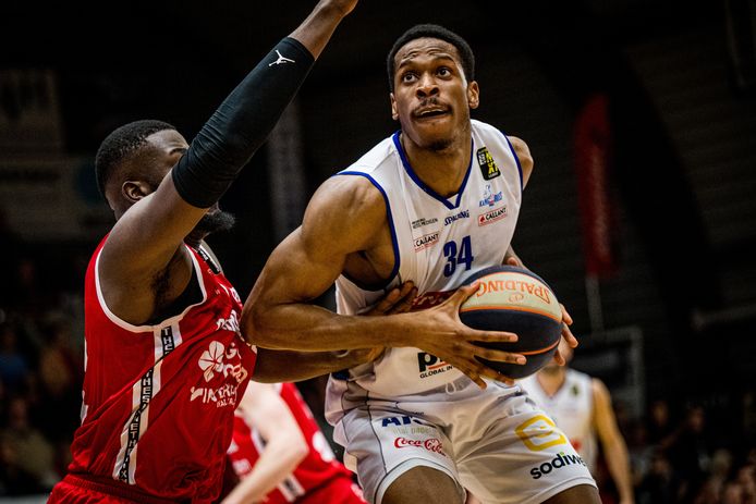 Richmond Aririguzoh met een snedige actie naar de ring. De Amerikaanse centerspeler was uitblinker bij Mechelen.