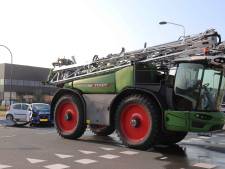 Landbouwvoertuig en auto botsen op kruising in Waalwijk