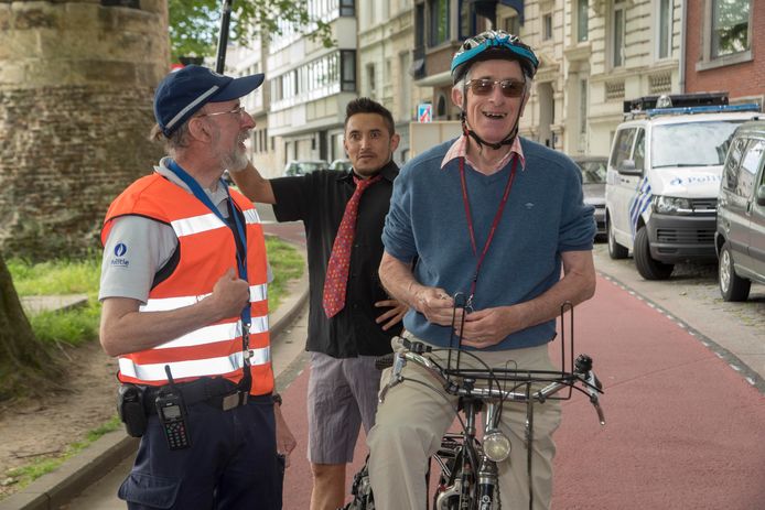 Agent Johan deelt balpen en info uit aan fietser Jan in de nieuwe fietsstraat