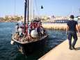 Schip Italiaanse ngo ondanks verbod aangemeerd in Lampedusa: “Niemand mag van het schip”