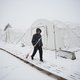 Gevlucht naar een besneeuwd tentenkamp