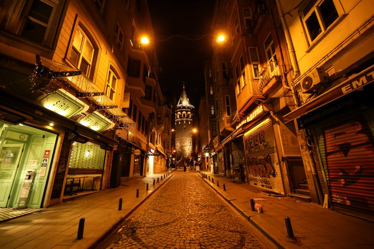 Een lege straat voor de Galatatoren in Istanbul. Beeld AP