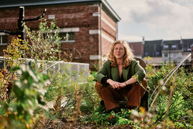 Sabien Windels van Roof Food runt al vijf jaar een dakmoestuin. In het begin gebruikte ze de tuin om bij bedrijven de lunch aan te bieden en catering te organiseren. ‘Maar het was doodjammer dat niemand die prachtige moestuin te zien kreeg.’ Beeld Thomas Sweertvaegher