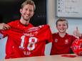 10-jarige Bob werd door FC Twente middenvelder Michel Vlap in zijn klas verrast. Bob is het 13.000ste lid van de FC Twente Kidsclub & Young Reds.