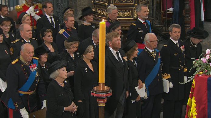 Ook de Spaanse oud-koning Juan Carlos ‘verdween’ tijdens de uitzending van de plechtigheid achter één van de kaarsen.