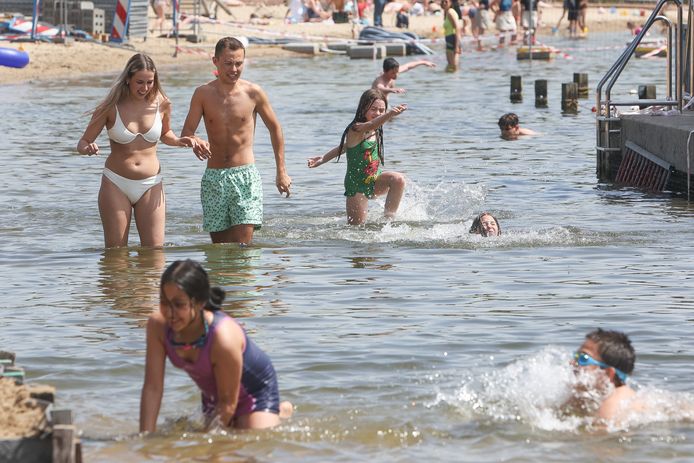 Gent 18/05/2022 Zwemmen in de blaarmeersen wordt gedoogd. Politie, redders op achtergrond en sfeerbeheer aanwezig. (Picture by Gianni Barbieux / Photo News)