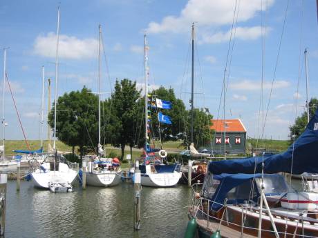 Inwoners blijven strijden tegen ‘kadeplannen’: Huizen én strand gaan niet samen