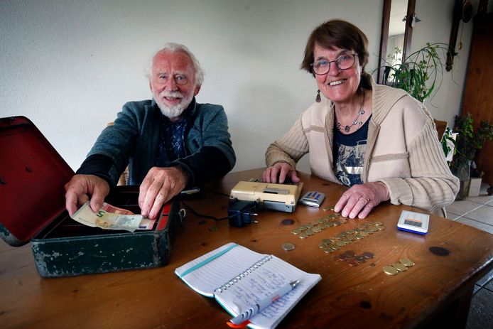 Arie en Nelly van Hoven uit Gorinchem vertellen hoe er vroeger thuis met geld werd omgegaan.