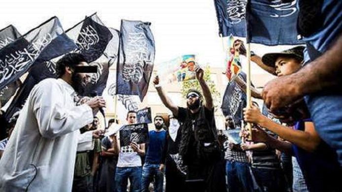 Azzedine C., alias Abou Moussa (links), tijdens een demonstratie voor IS in de Haagse Schilderswijk