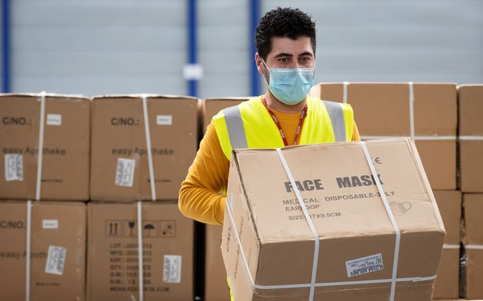 Een lading mondkapjes wordt gesorteerd op een Belgisch vliegveld.