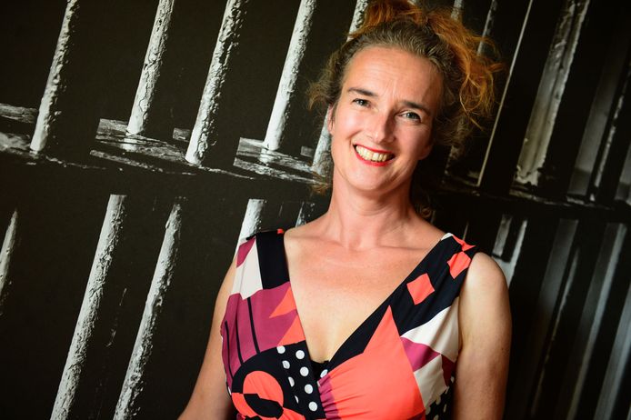 Cabaretier Nathalie Baartman staat morgen in Stadstheater De Bond in Oldenzaal met haar theatervoorstelling Snak.