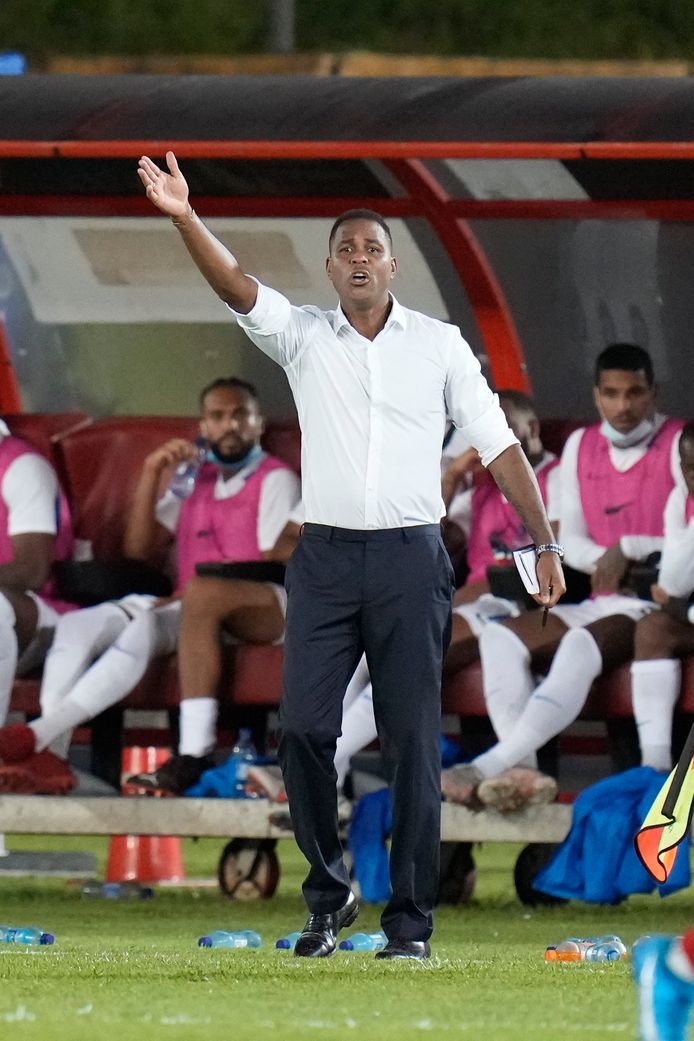 Patrick Kluivert als interim-bondscoach van Curaçao vanwege de afwezigheid van Guus Hiddink.