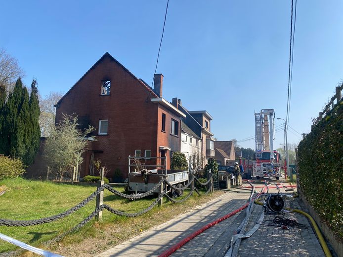 BRANST - Bij een zware brand in de Langenbergstraat in Branst bij Bornem zijn twee bewoners gewond geraakt. De ravage is groot. Twee woningen zijn volledig uitgebrand.