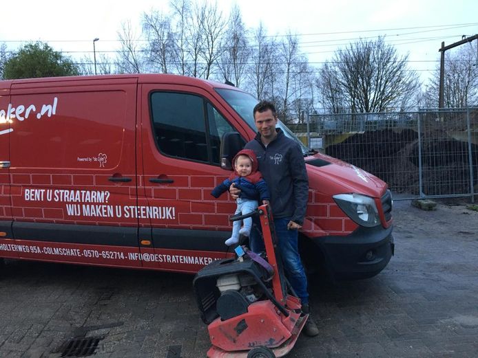Tom Nijkamp met zoon Bas: ,,Ik sta hier misschien wel met de volgende generatie stratenmaker op de foto."