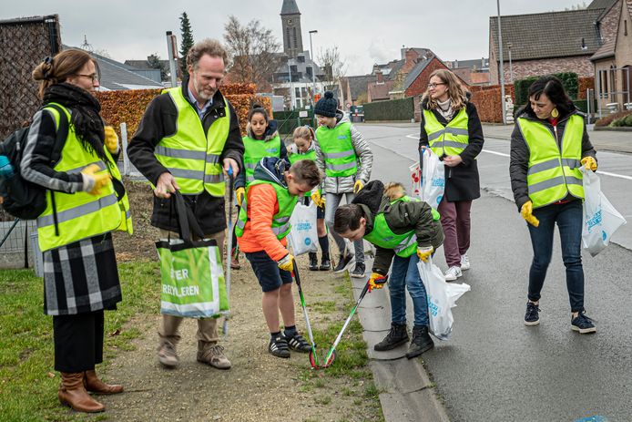 De tienjarige Bas met zijn klas op zwerfvuiltocht.
