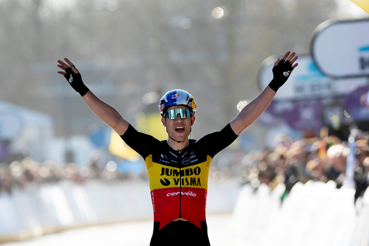 Wout Van Aert na het winnen van Omloop Het Nieuwsblad Beeld BELGA