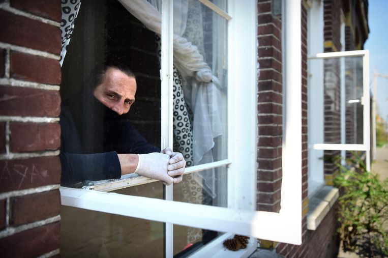 De Poolse arbeidsmigrant Mariusz Grzymala zit in zijn kamer in een voormalig nonnenklooster in Kaatsheuvel. Beeld Marcel van den Bergh /de Volkskrant