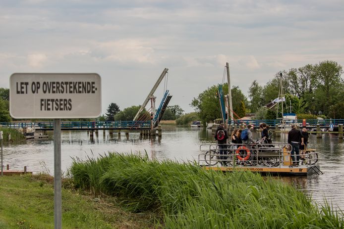 De brug over de Kromme Mijdrecht tussen De Hoef en Zevenhoven raakte twee jaar geleden ernstig beschadigd bij een aanvaring en moest toen ook worden gerenoveerd.