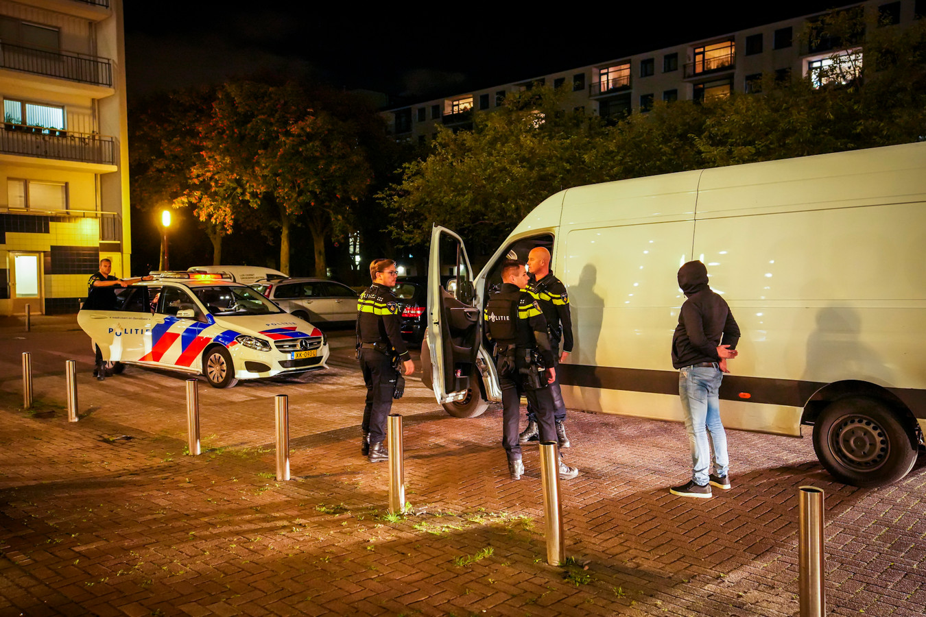 In Eindhoven is woensdagavond een bestelbus klemgereden die aan de binnenkant volledig bekleed was met plastic.