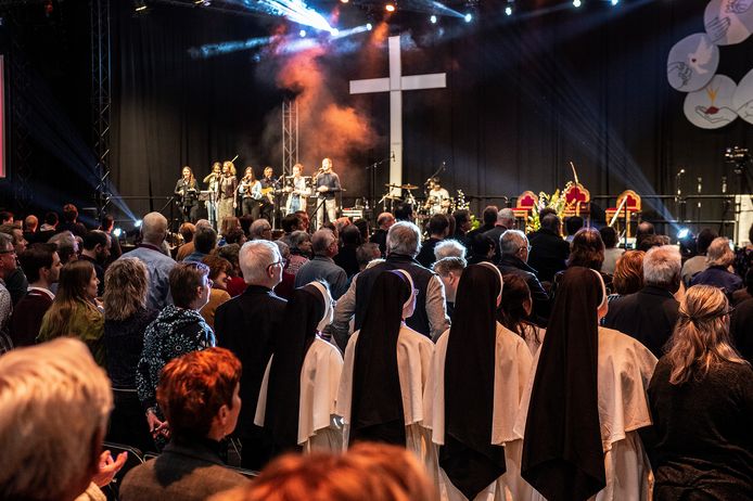 Volle bak in Breepark Breda bij de conferentie over parochievernieuwing met als belangrijkste gast: Father James Mallon uit Canada. Een gelegenheidsband brengt liederen die aan EO-bijeenkomsten doen denken.