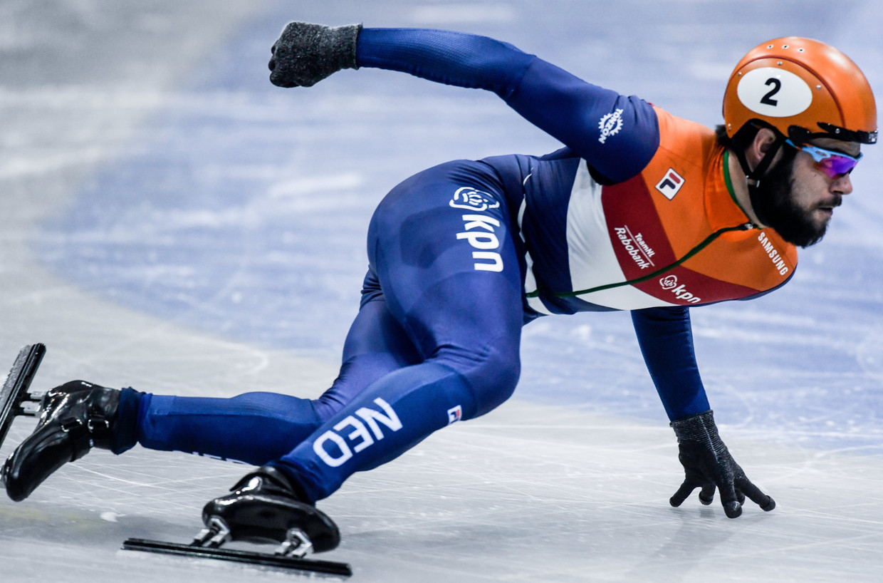 Sjinkie Knegt in actie tijdens de voorronde van de 500 meter op het EK shorttrack in Dresden. Beeld EPA