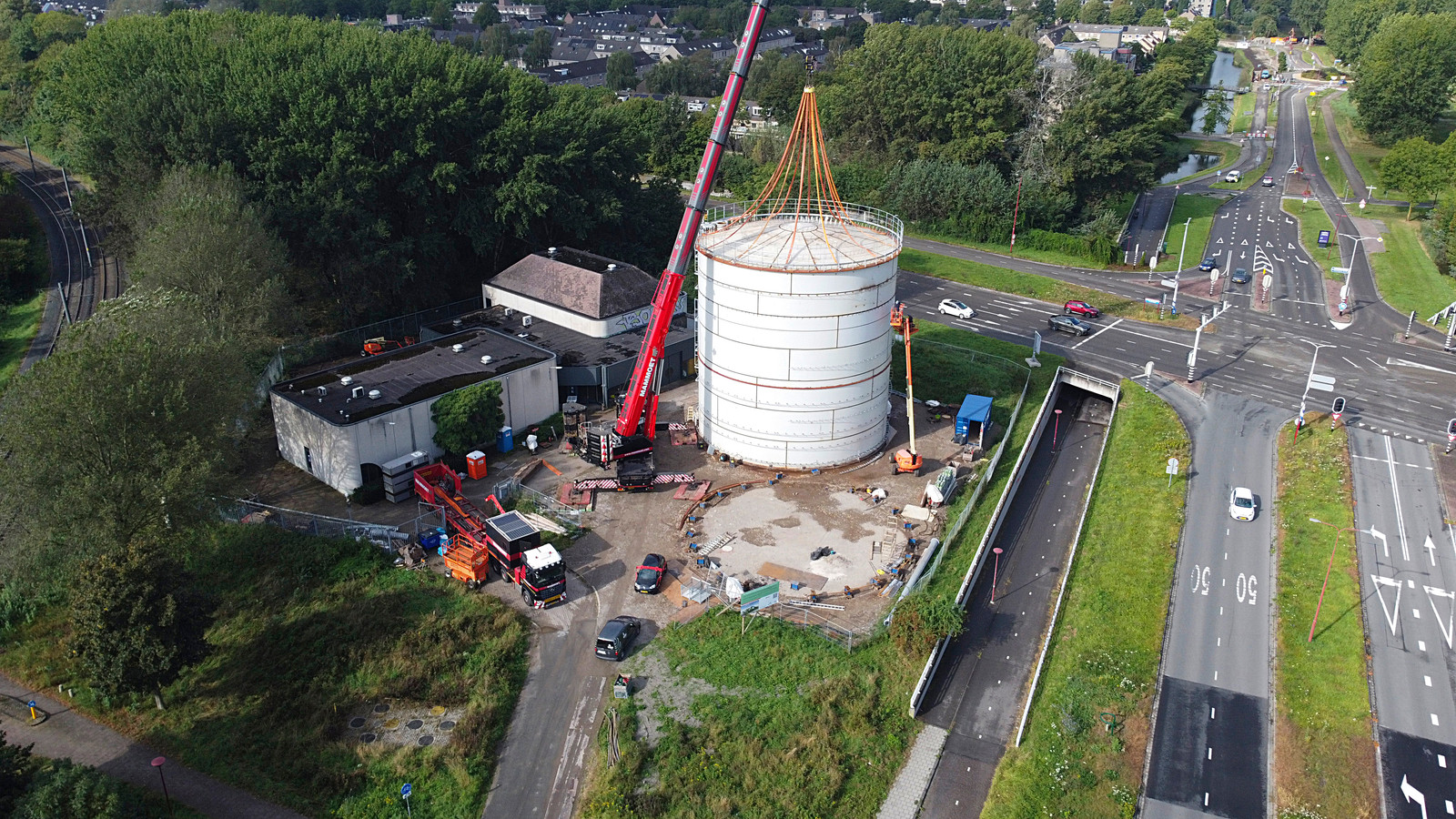 Hij is niet te missen de enorme ‘thermosfles’ waaruit Eneco warm water